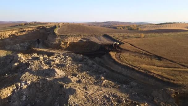 Vista aérea de mina a cielo abierto de materiales de arenisca para la industria de la construcción con excavadoras y volquetes. Equipo pesado en minería y producción de minerales útiles concepto — Vídeos de Stock