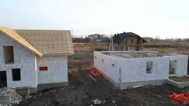 Вид з повітря незакінчений каркас приватного будинку з газобетонними легкими бетонними стінами та дерев'яним каркасом даху — стокове відео