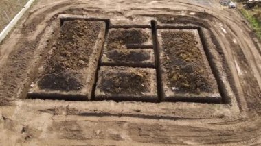 İnşaat alanındaki yeni ev beton temeli inşaatı için hendek kazdık.