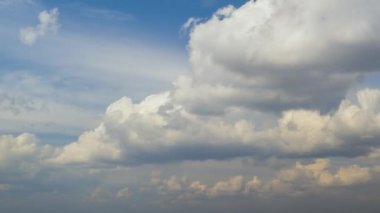 Mavi, açık gökyüzünde hızlı hareket eden beyaz bulutların hızlandırılmış görüntüleri