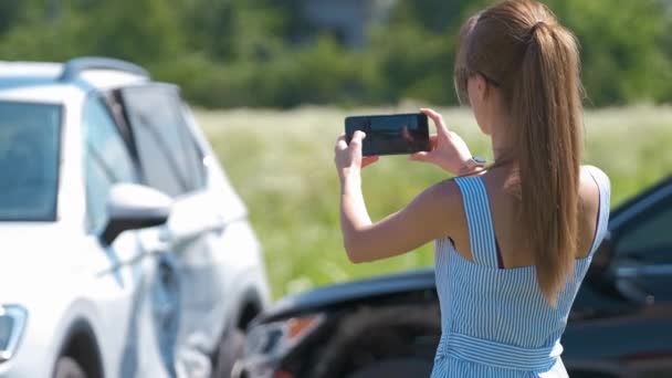 Stressad förare fotograferar på en mobilkamera av krossade fordon som ropar på räddningstjänst efter bilolycka. Begreppet trafiksäkerhet och försäkring — Stockvideo