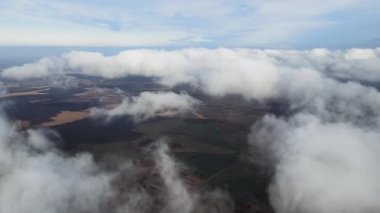 Dünya 'nın yüksek irtifasından hava manzarası sağanak yağmurdan önce oluşan yağmurlu bulutlarla kaplı.