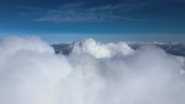 폭풍우가 오기 전에 형성되는 솜털같은 뭉게구름으로 뒤덮인 높은 곳의 비행기 창문에서 공중에서 바라본 모습 — 비디오