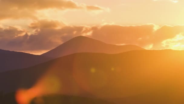 Beautiful evening panoramic landscape with bright setting sun over distant mountain peaks at sunset — Stock Video