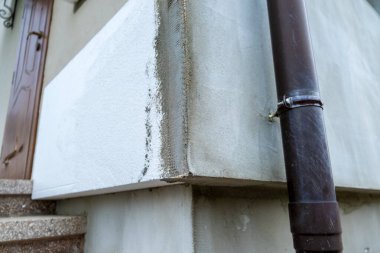 Termal koruma için ev cephesi duvarına köpük yalıtım çarşafları kurulumu