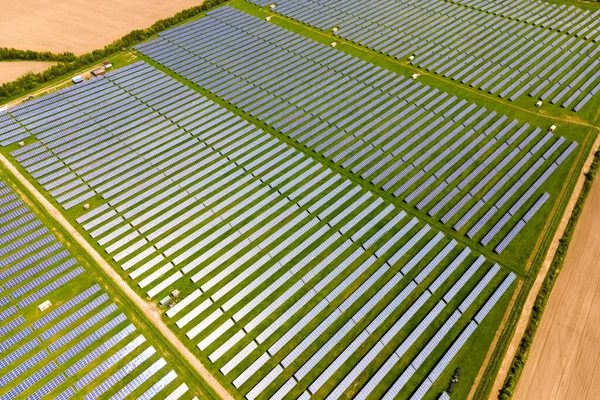 Flygfoto över stora hållbara elkraftverk med många rader solceller för att producera ren ekologisk elektrisk energi. Förnybar el utan utsläppskoncept — Stockfoto