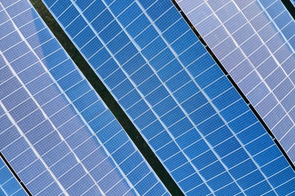 Telhado de construção de vista aérea com fileiras de painéis fotovoltaicos solares azuis para a produção de energia elétrica ecológica limpa. Eletricidade renovável com conceito de emissão zero — Fotografia de Stock