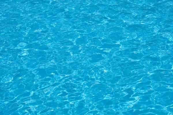 Powierzchnia zbliżeniowa błękitnej czystej wody z niewielkimi falami falowymi w basenie — Zdjęcie stockowe