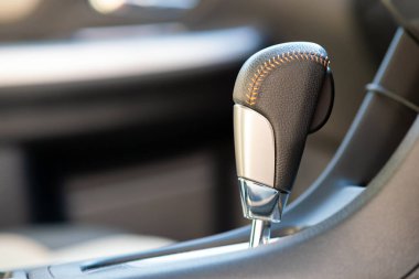 Otomatik vites koluna yakın çekim. Araç içi detay