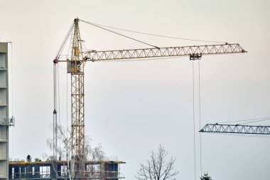 Yüksek konutlu apartman şantiyesindeki vinçler. Gayrimenkul geliştirme