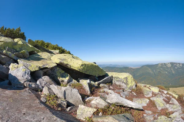 Güneşli bir günde büyük kaya parçalarıyla Rocky Dağı yamacında — Stok fotoğraf