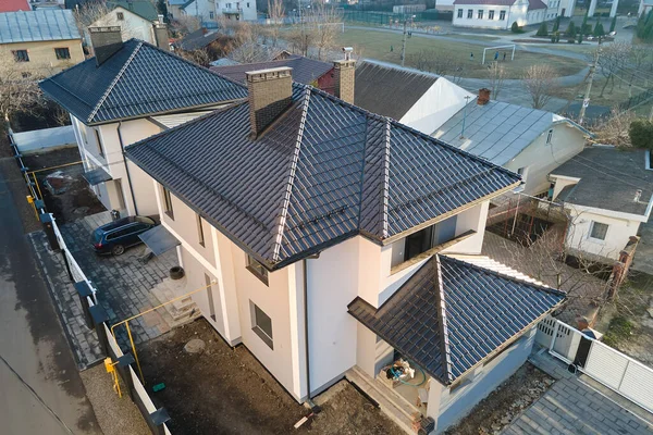 Αεροφωτογραφία του ιδιωτικού σπιτιού με κεραμικό έρπητα ζωστήρα σκεπαστή οροφή. Επενδύσεις σε ακίνητα — Φωτογραφία Αρχείου