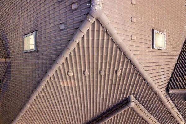 Крупним планом дах будинку покритий керамічною черепицею. Плиткове покриття будівлі — стокове фото