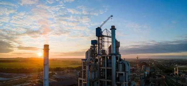 Vista aérea da torre de fábrica de cimento com alta estrutura de planta de concreto na área de produção industrial. Conceito de manufatura e indústria global — Fotografia de Stock