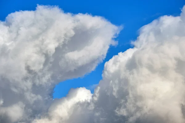 Pemandangan cerah putih puffy cumulus awan di langit biru jernih — Stok Foto