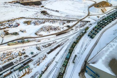 Kargo treninin havadan görünüşü maden fabrikasında ezilmiş taş malzemelerle dolu. Öğütülmüş kireç taşı cevherinin demiryolu taşımacılığı
