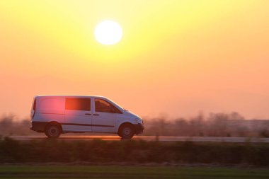 Yolcu kamyonu gün batımında şehirlerarası yolda hızla gidiyor. Akşamları otoyol trafiği