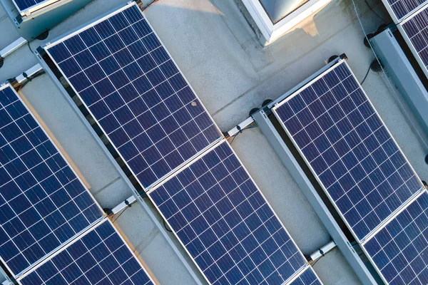 Gebäudedach aus der Luft mit Reihen blauer Photovoltaik-Sonnenkollektoren zur Erzeugung sauberer ökologischer elektrischer Energie. Erneuerbarer Strom mit Null-Emissions-Konzept — Stockfoto