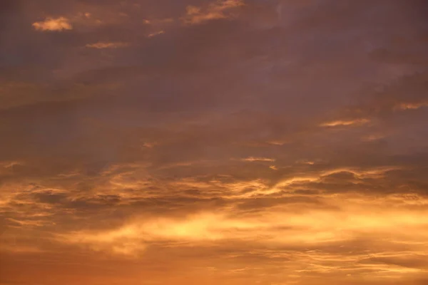 Jasná barevná obloha západu slunce s paprsky zapadajícího slunce a jasnými tmavými mraky — Stock fotografie