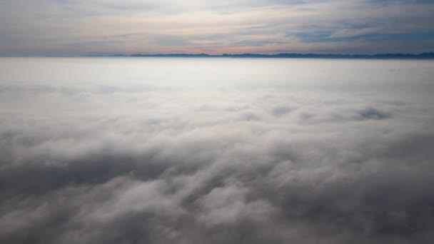 Vista aérea desde la gran altitud de la tierra cubierta de nubes lluviosas hinchadas que se forman antes de la tormenta — Vídeo de stock