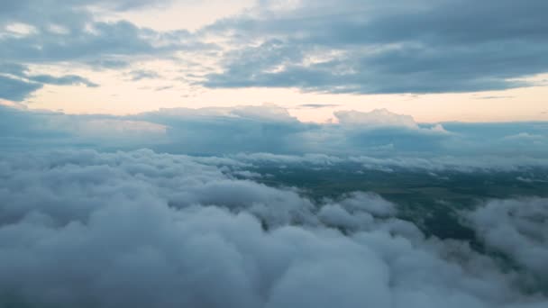 Vista aérea da janela do avião em alta altitude da terra coberta com nuvens cumulus inchadas que se formam antes da tempestade — Vídeo de Stock