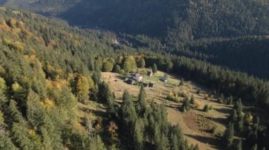 Küçük çoban kulübeleriyle dağ yamacının havadan görünüşü