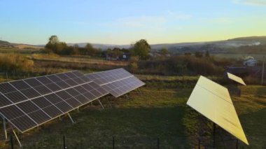 Kenar mahallelerde temiz ekolojik elektrik enerjisi üretmek için arka bahçeye güneş fotovoltaik panelleri monte edilmiş özel bir ev. Özerk ev kavramı