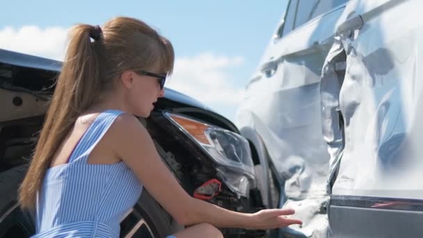 Stres řidič mluví na sellphone na silnici u jejího rozbitého vozidla volá o pomoc záchranné služby po autonehodě. Koncept bezpečnosti silničního provozu a pojištění — Stock video