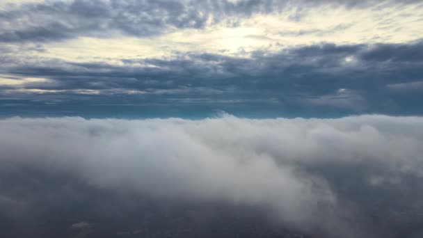 Letecký pohled z velké výšky země pokrytý opuchlými deštivými mraky formujícími se před deštěm — Stock video