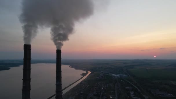 Kara dumanlı yüksek boruların hava görüntüsü gün batımında atmosferi kirletiyor. Fosil yakıt kavramına sahip elektrik enerjisi üretimi — Stok video