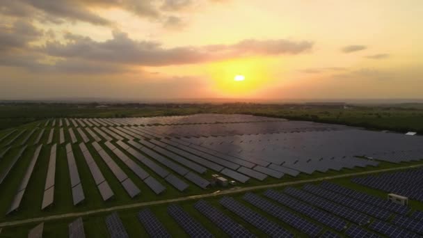 Vista aérea de una gran central eléctrica sostenible con filas de paneles fotovoltaicos solares para producir energía eléctrica limpia por la noche. Concepto de electricidad renovable con cero emisiones — Vídeo de stock