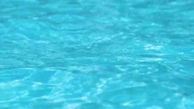 Mavi berrak suyun yakın yüzey yüzme havuzunda dalgalanan dalgalar