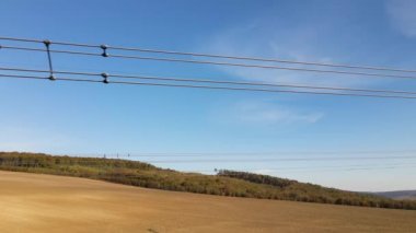 Elektrik kablolarının izolasyon bölücüsüne sahip yüksek voltajlı elektrik hattı uzun mesafeden çelik kabloyla elektrik enerjisini güvenli bir şekilde iletiyor.