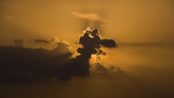 Яскраве барвисте небо заходу сонця з променями встановлення сонця і яскравими темними хмарами — стокове відео