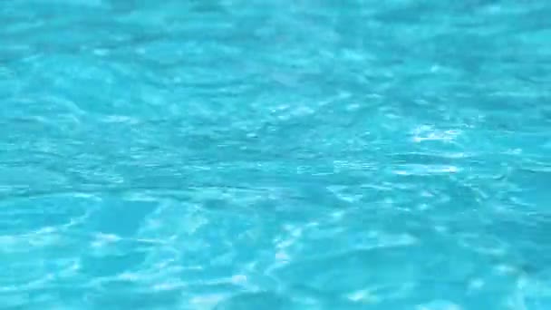 Superficie di primo piano di acqua limpida blu con piccole onde ondulate in piscina — Video Stock