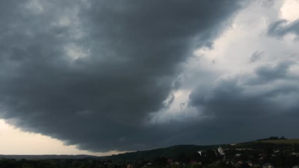 Пейзаж темных облаков, образующихся в бурном небе во время грозы над сельской местностью — стоковое видео