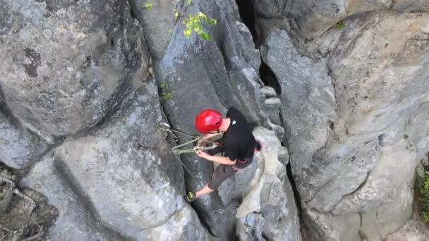Pendaki pria yang kuat memanjat dinding curam gunung berbatu. Olahraga mengatasi rute yang sulit. Terlibat dalam konsep hobi olahraga ekstrim — Stok Video