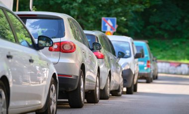 Sokak kenarında park halindeki arabalarla şehir trafiği