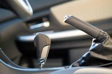 Otomatik vites koluna yakın çekim. Araç içi detay