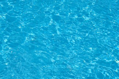 Mavi berrak suyun yakın yüzey yüzme havuzunda dalgalanan dalgalar