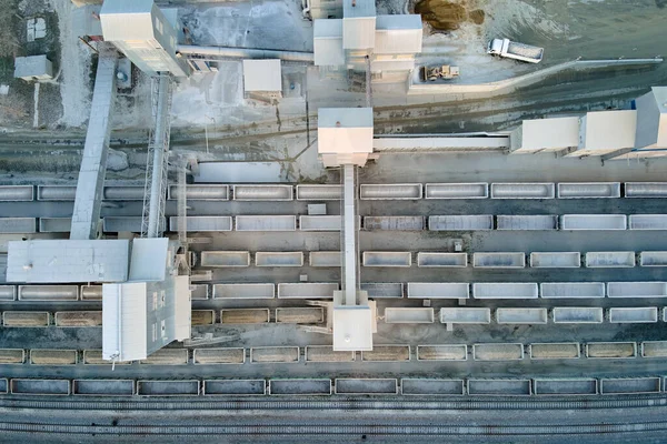 Vista aérea del tren de carga cargado con materiales de arenisca triturada en la fábrica de minas. Transporte ferroviario de mineral minero a cielo abierto — Foto de Stock