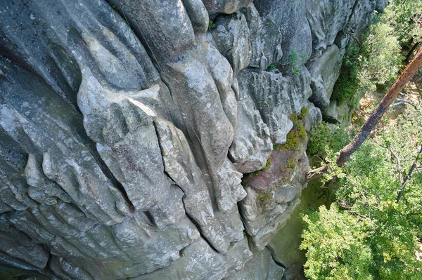 Εναέρια άποψη των μεγάλων βραχωδών σχηματισμών με πέτρες snone και ψηλά βράχια του βουνού — Φωτογραφία Αρχείου