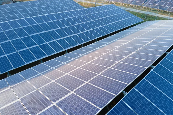 공중에서 보면 지속 가능 한 거대 한 발전소와 깨끗 한 생태학적 전기 에너지를 생산하기 위한 태양 전지 패널 이 줄줄이 늘어서 있다. 배출되지 않는 재생 가능 한 전기. — 스톡 사진