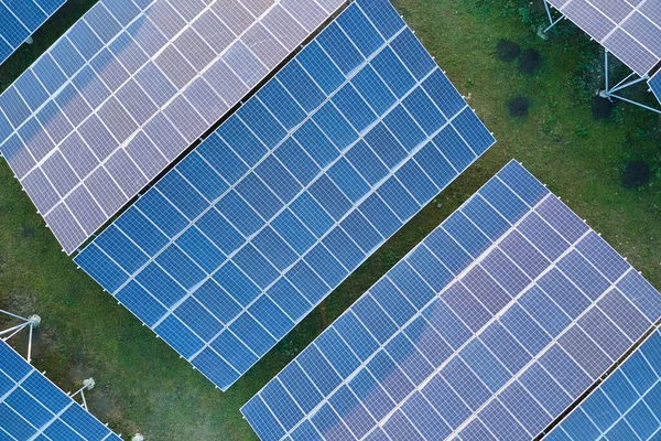 Temiz ekolojik elektrik enerjisi üretmek için sıra sıra güneş fotovoltaik panelleri olan sürdürülebilir büyük elektrik santralinin havadan görünüşü. Sıfır emisyon kavramı ile yenilenebilir elektrik.