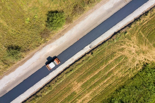 Luchtfoto van nieuwe wegenbouw met stoomwalsmachine aan het werk — Stockfoto
