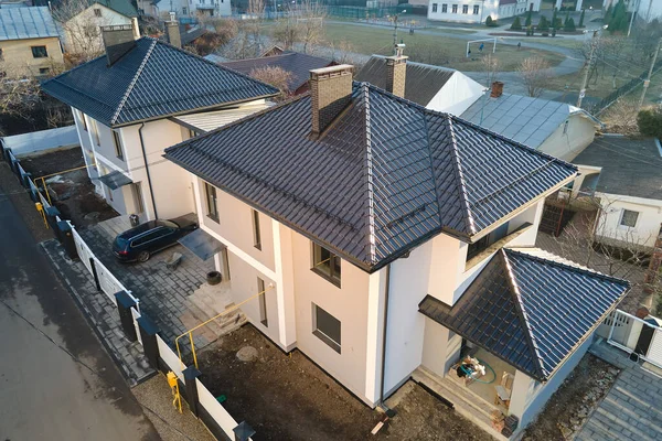 Seramik kiremitlerle kaplı çatısı olan özel bir evin havadan görüntüsü. Gayrimenkul konseptine yatırım — Stok fotoğraf