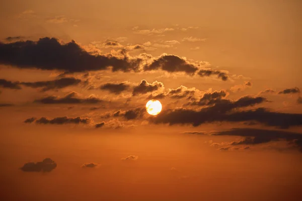 Bright colorful sunset sky with rays of setting sun and vivid dark clouds — Stockfoto