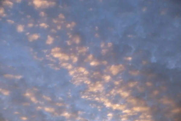 밝고 화려 한 석양 하늘, 석양 빛 이비치면서 지평선까지 번져 가는 선명 한 부드러운 구름 — 스톡 사진