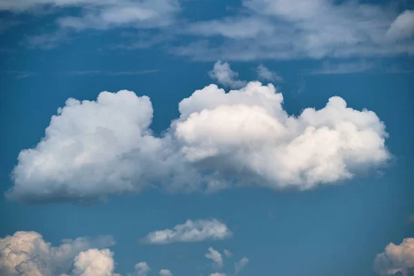 Jasny krajobraz białych chmur puszystych cumulus na błękitnym bezchmurnym niebie — Zdjęcie stockowe