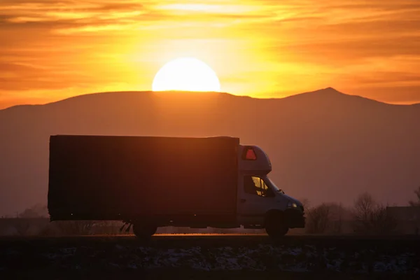 Vrachtwagen rijdt 's avonds op de snelweg en vervoert goederen. Levering transport en logistiek concept — Stockfoto